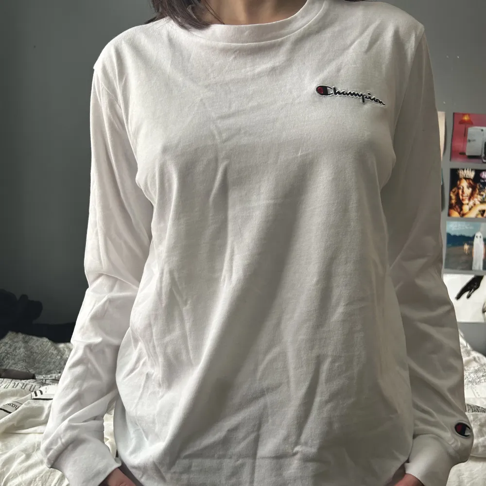 Helt oanvänd sweatshirt från Champion! Skönt material, säljer för bra pris!. Hoodies.