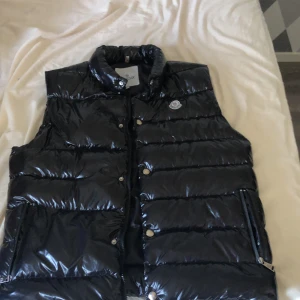 Moncler väst - Säljer en moncler väst i väldigt fint skick! Säljer den för den är för stor, använd fåtal gånger.  Pris kan diskuteras vid en bra affär!