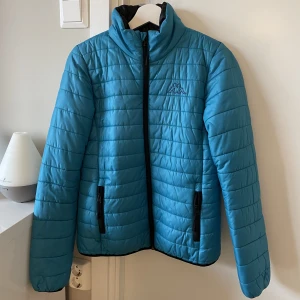 Damjacka från Kappa i strl.S - KAPPA damjacka  •Mycket bra skick.  •Köpte för 699 kr •Storlek S •Tvättad 🚫Djurfritt och rökfritt hem