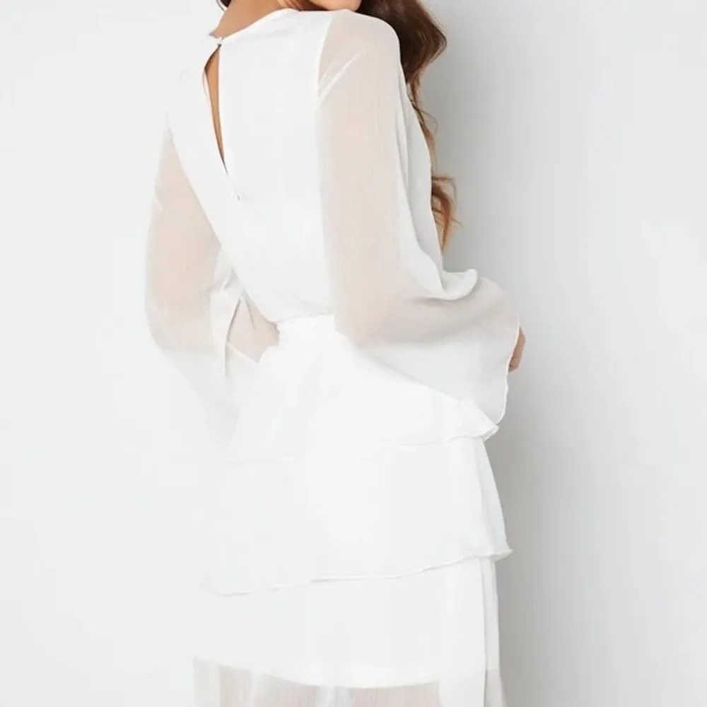 En jättefin vit klänning som bara är använd 1 gång.☺️ storlek 40 men passar 38. Klänningar.