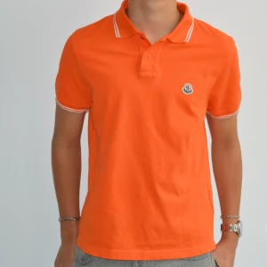 Orange moncler pike - Orange moncler piké i otroligt skick. Skriv vid eventuella frågor. **EGNA BILDER EJ FRÅN HEMSIDA**
