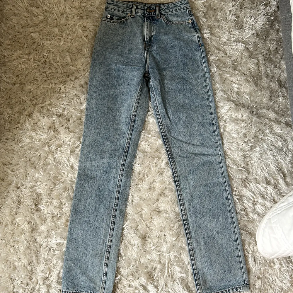 Ganni jeans i washed blue.  Storlek: 25  Nytt pris: 2600kr Mitt pris: 500kr. Jeans & Byxor.
