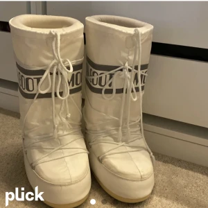 Moon boots - Jätte fina vita oanvända moon boots köpta i Åre för ca 2000 helt o använda ❤️ perfekta till hösten och skidsäsongen  Pris kan diskuteras🤗 