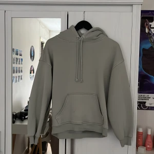 Hoodie - Ljusgrön Hoodie jätte mjuk och mysig. Tyvärr har den fått en liten fläck på sig, men den är inte så synlig.