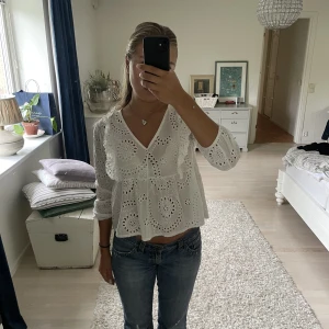Söt Blus - Jättefin blus, säljer då den är lite för liten. Storleken är S/M men passar Xs/S