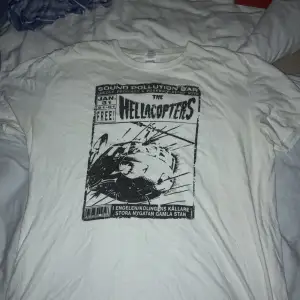 Hellacopters t-shirt med jätte coolt tryck. Hör av dig vid intresse 💘😁