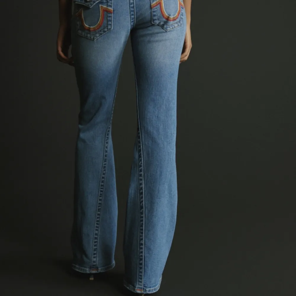 Säljer dessa perfekta lågmidjade jeansen från true religion🫶🏽 det är endast testade så helt nya!❤️. Jeans & Byxor.