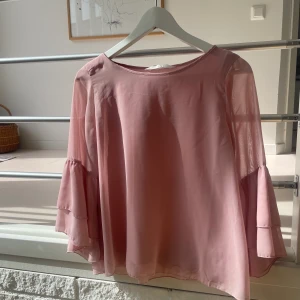 Blus - Så gullig blus som knappt är använd av mig därav gott skick. Den är från HM’s barnavdelning men passar en Xs-S skulle jag gissa på. 