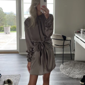 Klänning Gina💖 - Jättefin champagnefärgad klänning med knytdetalj💖