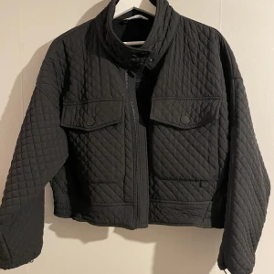Kort jacka  - Kort jacka från Zara. Storlek s och oversized.  Fint skick!