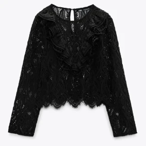 Svart volang topp - Svart volang topp från Zara, köpt för typ ett halvår sen och säljs inte längre Änvänd en gång och jätte fint skick!🥂🖤