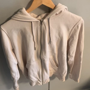 Hoodie  - Jättefint skick och nästan aldrig använd. Tryck inte på köp nu utan skriv till mig!