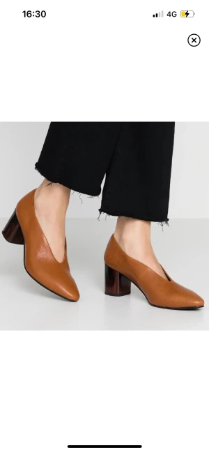 Vagabond Eve pumps - Skit snygga Vagabond klackskor, använda ett få tal gånger och varit väl omhändertagna. De har dock en liten defekt fram på vänster sko men annars i bra skick 🤎 Dm vid fler frågor!