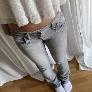 Intressekoll på mina skitsnygga gråa lågmidjade ltb jeans😍 Har en liten slitning där nere skriv för bild❤️ Säljer vid bra bud skriv för fler frågor och bilder 