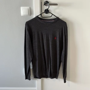 Polo tröja - Stor flyttstädning Alla plagg i storlek S-M och passar ca 1.70-185cm samt 70-83kg Mycket av kläderna aldrig använda Mängdrabatt vid köp av flera plagg  Jag kommer inte skicka några fler bilder  Finns i Uppsala