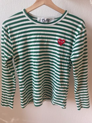 comme des garcons tröja - Säljer min grönvita cdg tröja pga använder inte längre. Köpt i storlek L men jag har sytt in den så att den ska passa en S. Köptes för 1500kr. Skriv för fler bilder eller funderingar 💕