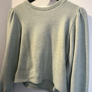 Tröja - Säljer denna ljusgröna tröja från ginatricot. Den är använd fåtal gånger men ingen defekter på tröjan. Vid frågor är det bara att skriva💞