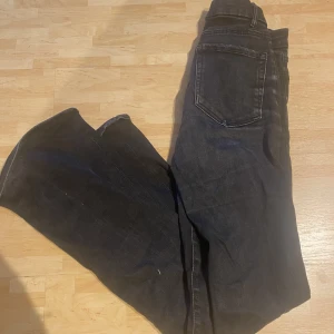 Jeans  - Jättefina utsvängda jeans 