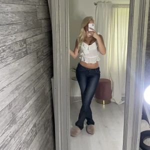 Lågmidjade raka jeans - Jag är storlek 36-37 på jeans vilket motsvarar s/m dessa jeans sitter lite tajt på mig men skulle passa någon i xs till s. Jag är 167 cm lång och de är lite för långa för mig. Köp direkt för 350 eller ge prisförslag. Hör av dig om du har några frågor 🫶🏻