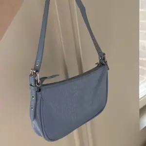 Liten pastell blå väskan, mönstrad. Väldigt fin knappt använd, inget slitage! 