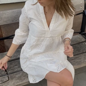 Vit klänning  - Säljer denna vita klänning från Vero Moda. Endast använd 1 gång. Storlek Xs