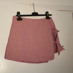 Rosa kjol med inbyggda shorts - Osäker på storlek, skulle säga runt M. Kan skicka mått vid intresse.