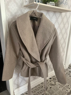 Kappa  - Jag säljer min korta kappa från Vero Moda. Superfin och skön❤️strl S, 600kr men pris går att diskuteras, frakt står för köparen☺️