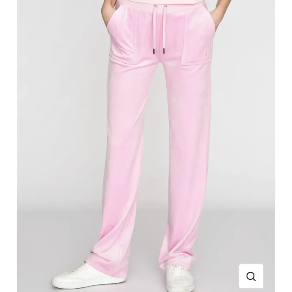 Storlek Small/164, helt oanvända juicy byxor i rosa (testade en gång) säljer dem för 800 kr köpta för 1200 pris kan diskuteras, ni står själva för frakten🥰. Jeans & Byxor.