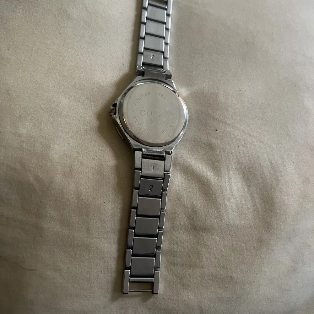  Säljer denna snygga klocka som tyvärr inte kommer till användning. Vet ej om funkar man får gå till en urmakare och byta batteri och så vidare.👍. Accessoarer.