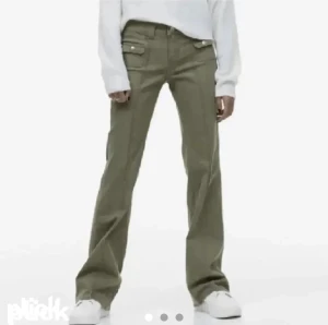Populära hm jeansen - Säljer mina super snygga gröna jeans från hm. De är i super fint skick och använda Max 5 ggr❤️ Säljer de då jag inte får användning för de. De sitter super fint på mig som vanligtvis brukar ha 34. Men funkar också på 36❤️ Hör av er om ni vill ha fler bilder
