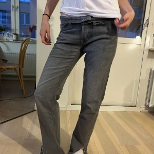 Grå jeans med slit - Grå jeans med slit (klippt själv). Går såklart att sy ihop om man vill, Obs nedvika på bilden!