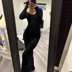 Klänning - Otrolig tajt svart klänning som sitter så fint emot kroppen & är stretchig💘💘 