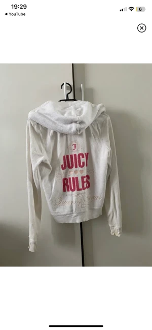 Vintage Juicy kofta - Säljer nu denna supersöta vintage koftan från Juicy Couture! Är i ett handduksliknande material, säljer billigt pga missfärgningar 💞