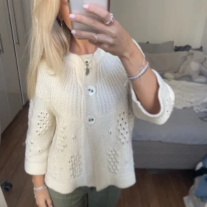 Trekvartsärmad kofta - Säljer denna beiga trekvartsärmade kofta. Jättefin och passar prekekt nu när det blir lita kallare. Direktpris: 450kr. Har du någon fråga är det bara att höra av dig🫶🏻