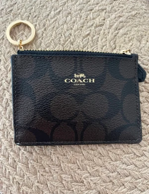 Coach plånbok - Köpt i USA för några år sedan. Använt väldigt lite. Man får även plats med nycklar. Perfekt att ha allt sådant samlat😍