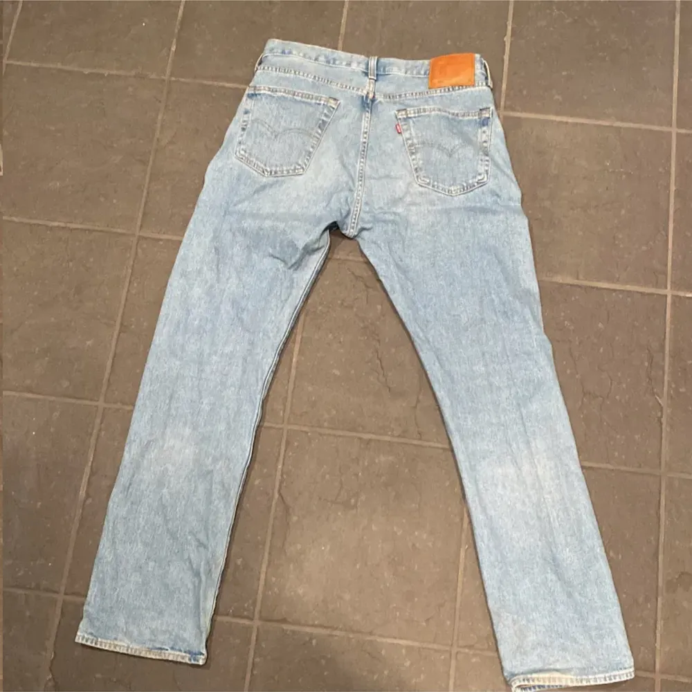 501’ Levis jeans  Bra skick, använda, storlek 33/32 Liten fläck på lår men syns knappt. Jeans & Byxor.