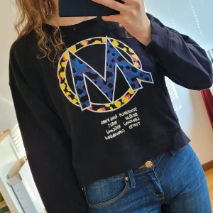 Tröja Monki - Mysig knappt använd tröja från Monki. Något kort i armarna för min del, något liten i storleken.