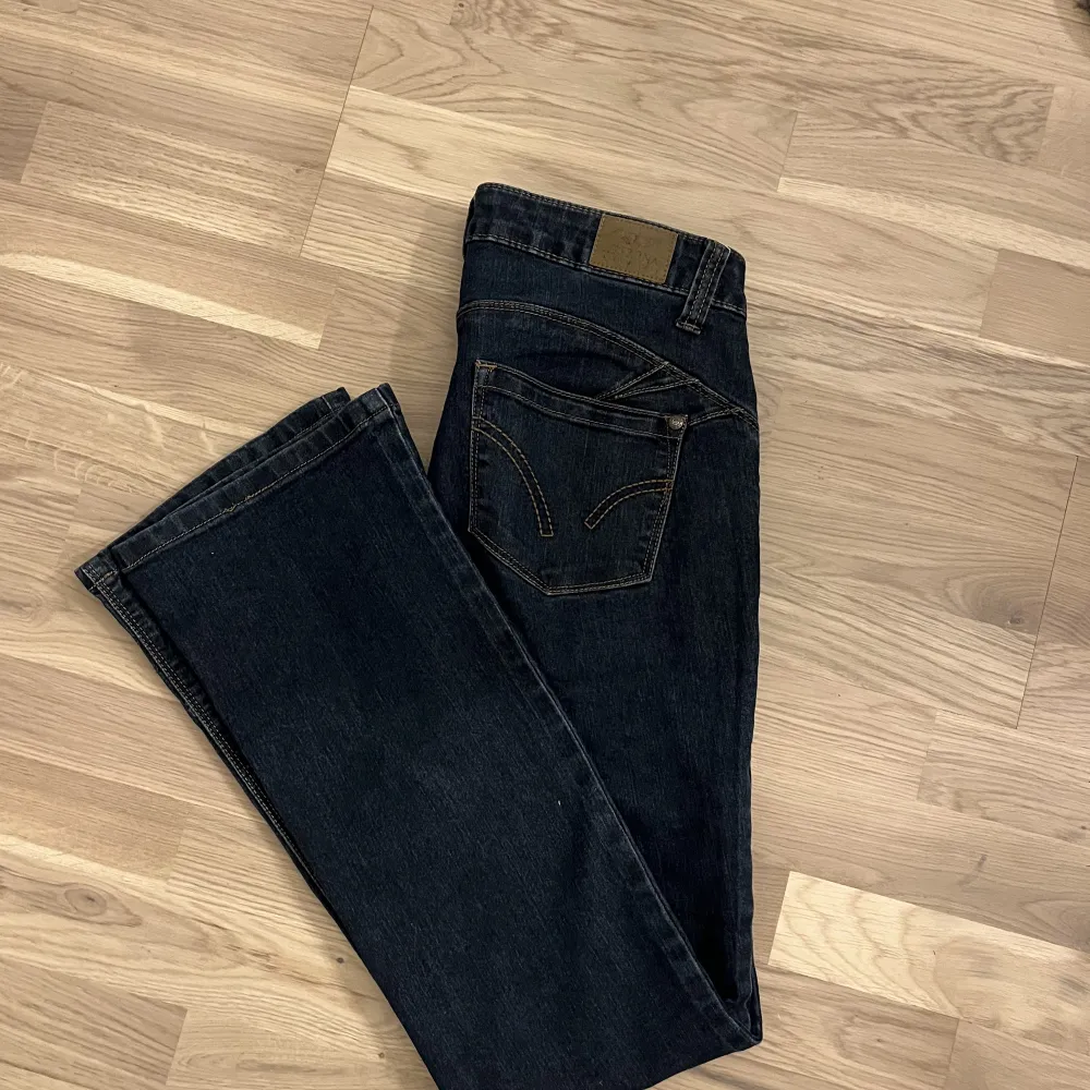 Säljer low waist jeans, köpta second hand i ”nyskick”. Jätte fina men tyvärr för små. I storlek eur 18, passar nån mellan 34-36. Jeans & Byxor.