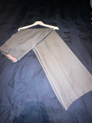Stockholm surfboardclub - Ett par riktigt fina chinos från ssc i en stilren, grå färg som passar till alla olika typer av stilar! Dessa byxor har nog den bästa passformen jag någonsin sett!