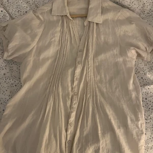 Blus - Säljer en jättefin blus i storlek 44<3 färgen är gräddvit och är i 100% bomull 