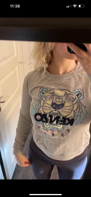 Grå Kenzo tröja - Hej, säljer denna gråa kenzo tröja i storlek S för jag märkt att den inte längre kommer till användning! Har inte använt den många gånger och den är som ny. Har inget kvitto då den är köpt från Jackie för ett par år sedan men är helt som ny