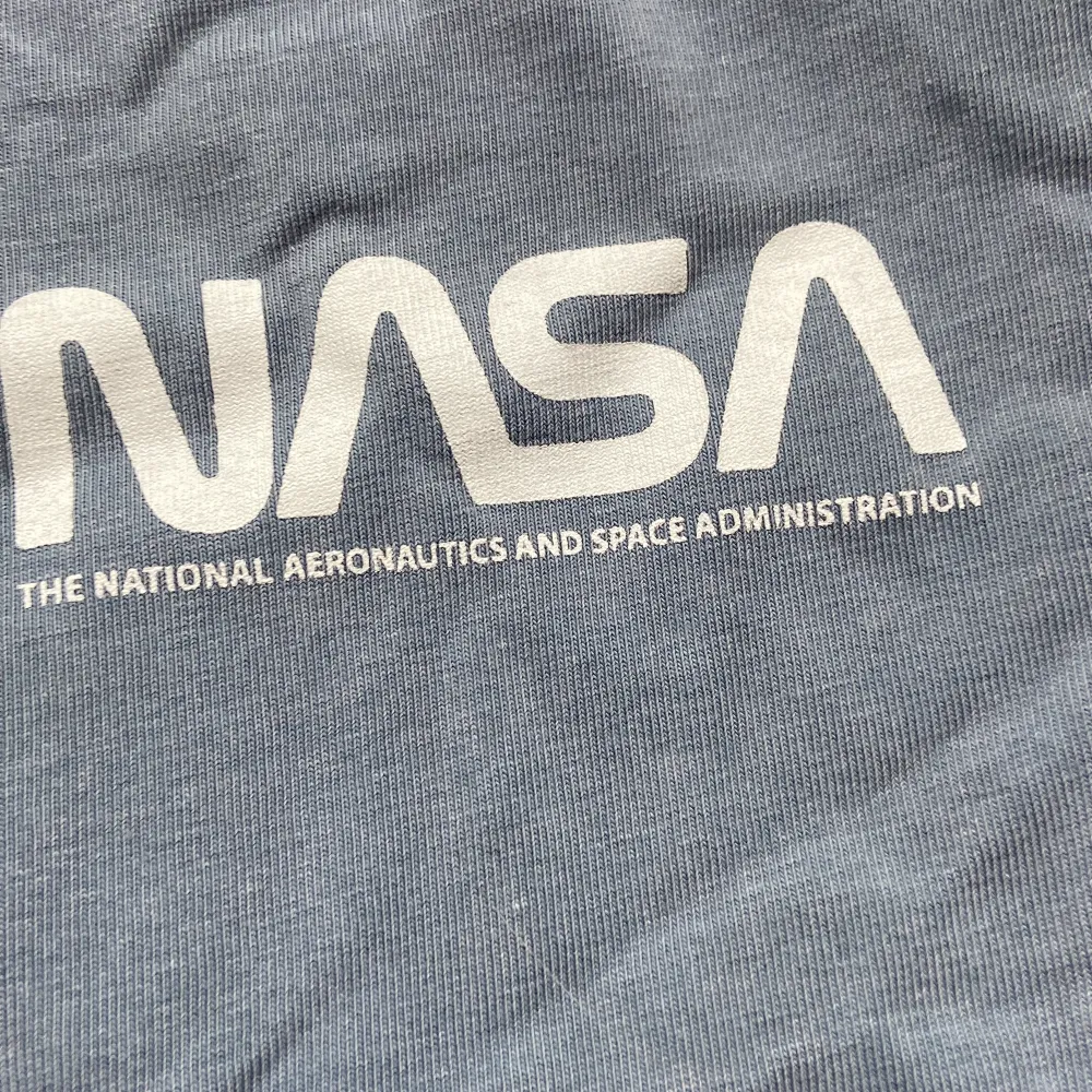 Detta är en blå grå Nasa t-shirt! Väldigt bra skick.. T-shirts.
