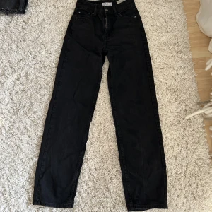 Jeans - Normalhög midja, sann till storlek, säljer pga att jag inte använder, köparen står för frakt, jag är 162 cm sitter bra! 