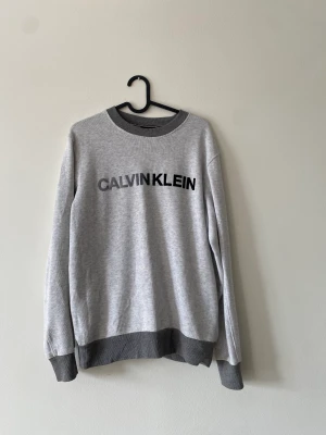 Calvin Klein sweatshirt  - Mycket bra skick  Nypris 1299 kr Nästan aldrig använt  Pris förhandlingsbart 
