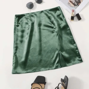 Grön satinkjol - Fin grön satinkjol som aldrig kommit till användning 