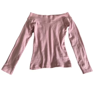 Rosa Off shoulder - Står size 14. Sitter som en S-M. Kontakta vid intresse <3