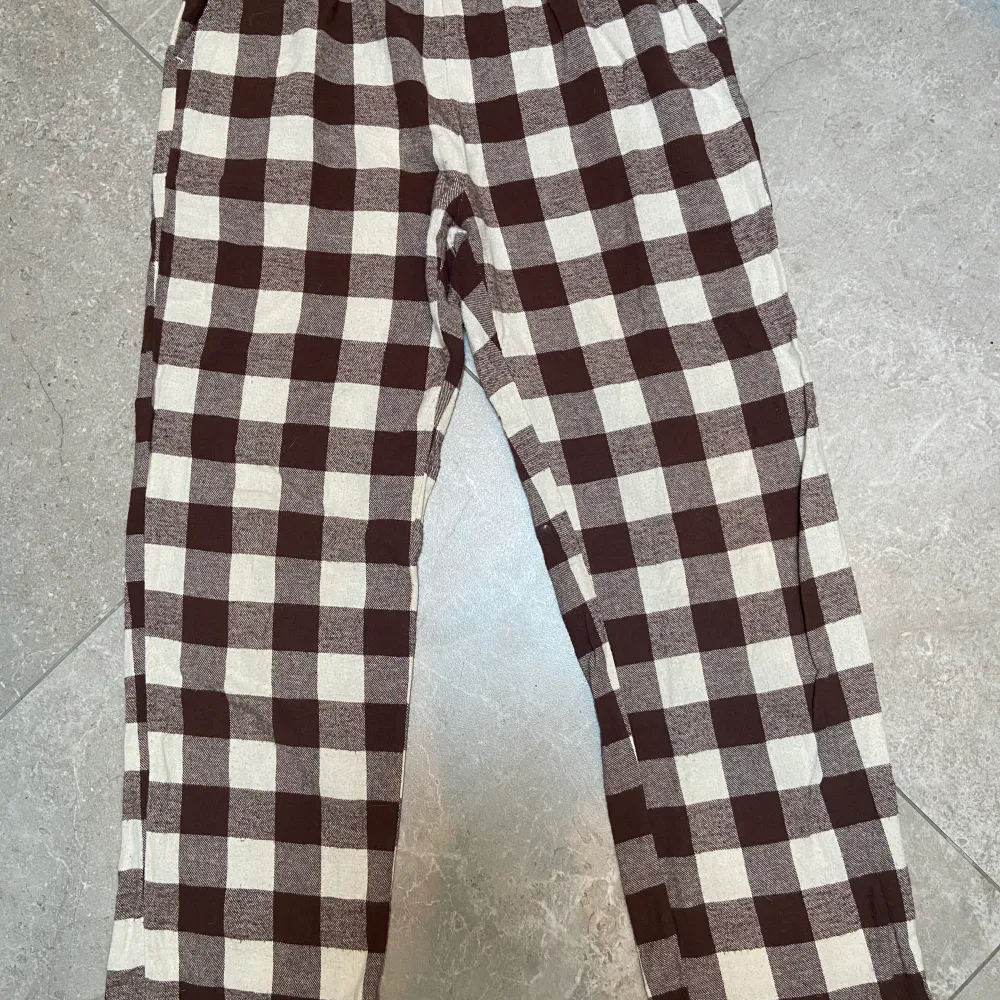 Pyjamasbyxor från Lindex med fickor.  Storlek 158/164 Sparsamt använda och i fint skick. Jeans & Byxor.