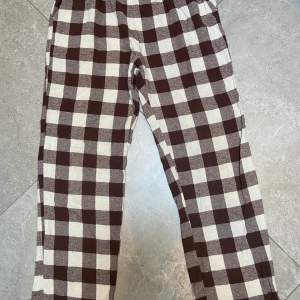 Pyjamasbyxor från Lindex med fickor.  Storlek 158/164 Sparsamt använda och i fint skick