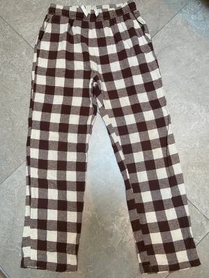 Pyjamasbyxor  - Pyjamasbyxor från Lindex med fickor.  Storlek 158/164 Sparsamt använda och i fint skick