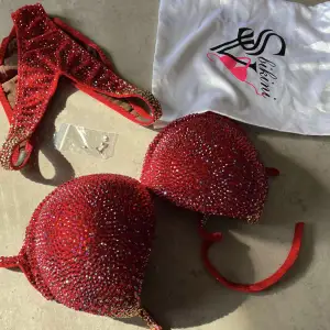 Röd bikini till bikini fitness ifrån SV❤️  DM för mer info!